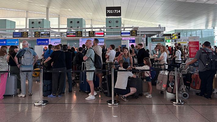 L'Informatiu - Vaga dels treballadors de terra d'El Prat: cancel·lacions i retards en plena temporada alta