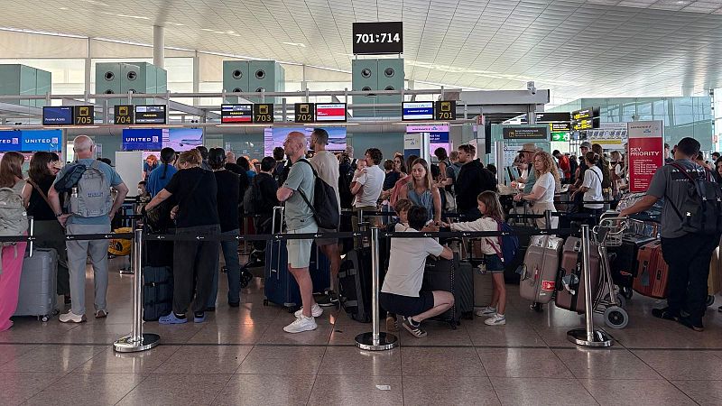 Vaga dels treballadors de terra d'El Prat: cancel·lacions i retards en plena temporada alta