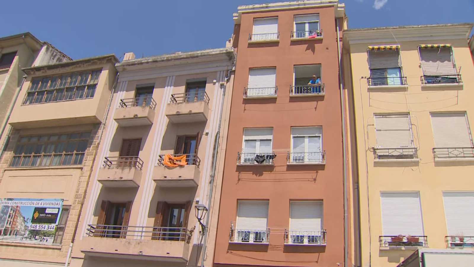 Un hombre fallece en Estella tras precipitarse de un cuarto piso después de agredir a una mujer - Telenavarra | Ver