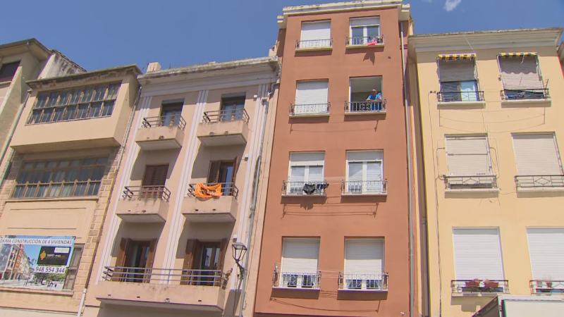 Un hombre fallece en Estella tras precipitarse de un cuarto piso después de agredir a una mujer - Telenavarra | Ver