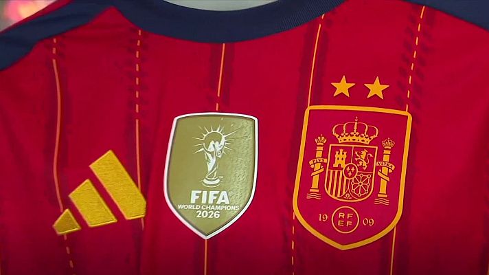 Telediario 1 - Largas colas para comprar la camiseta de la selección española con las dos estrellas