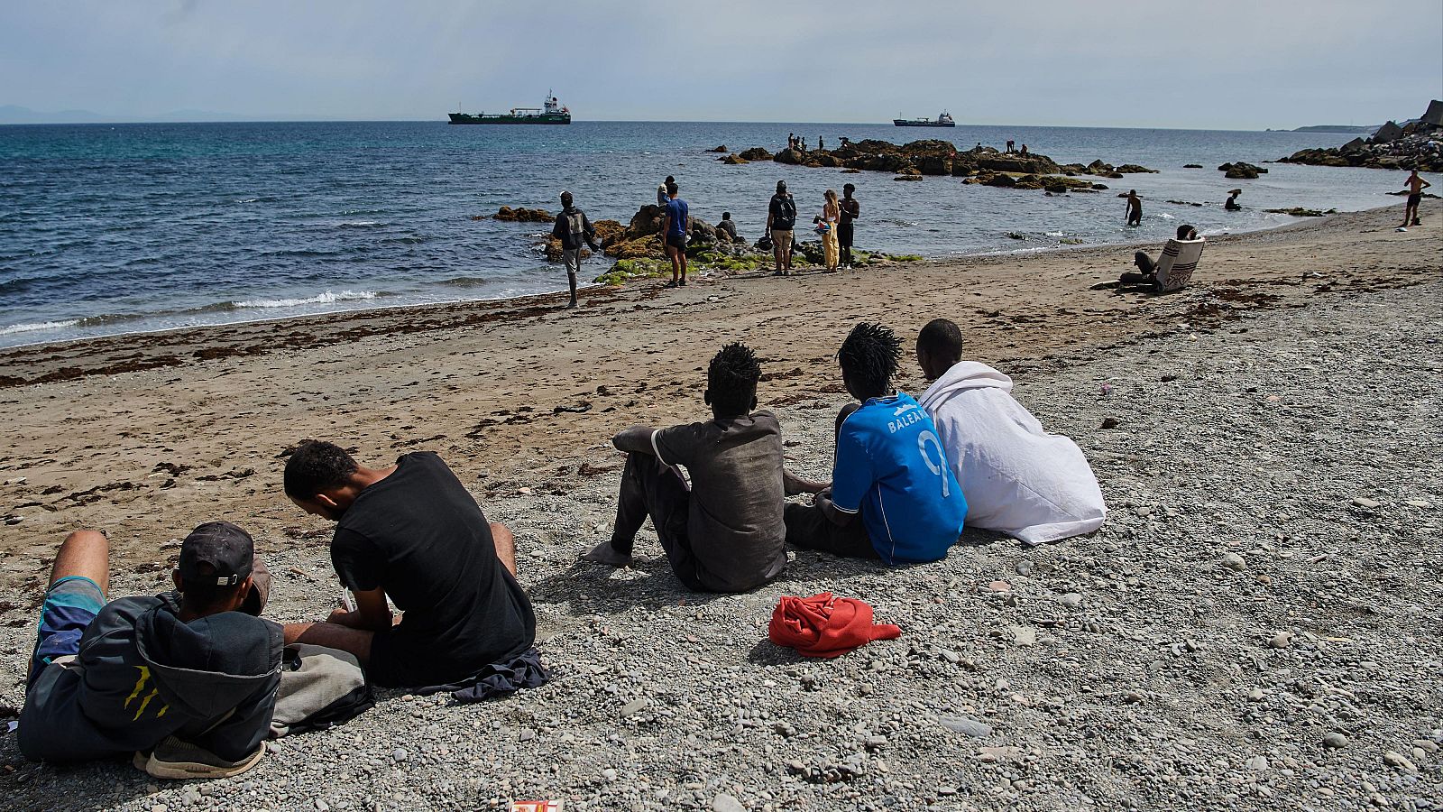 Niños deambulan en Ceuta ante la saturación de los centros de acogida - Telediario 1 | Ver vídeo