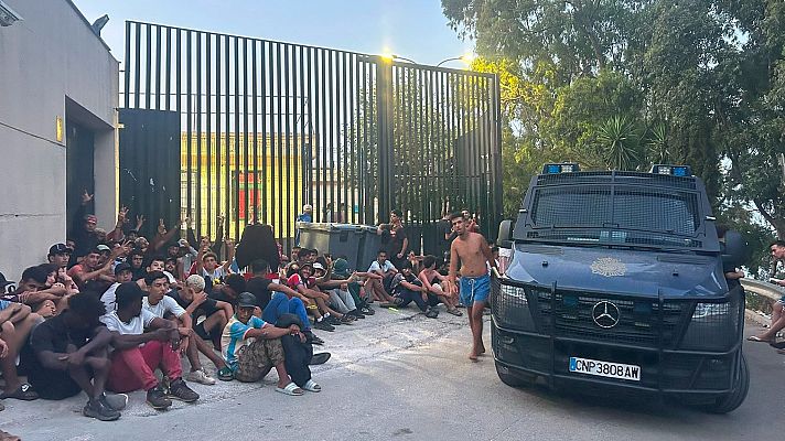 Telediario 2 - Ceuta inicia el triaje de migrantes para tramitar las solicitudes de asilo