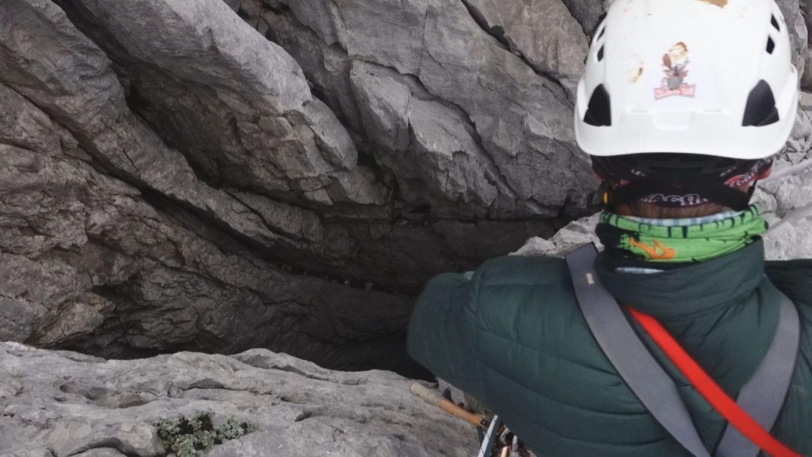 Extraen una tonelada de residuos de una sima en Picos de Europa - TeleCantabria | Ver