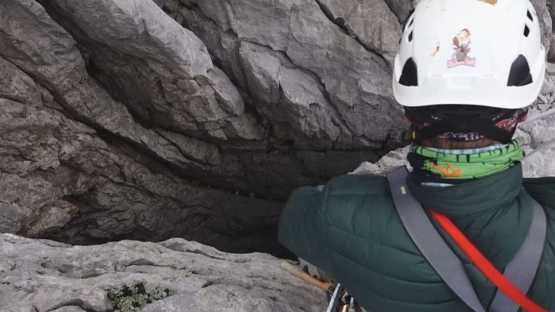 Extraen una tonelada de residuos de una sima en Picos de Europa - TeleCantabria | Ver