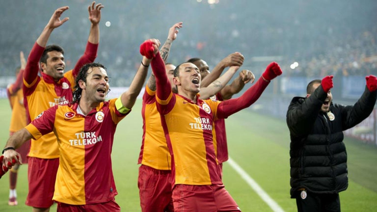 El Galatasaray se clasifica sobre la campana | Ver