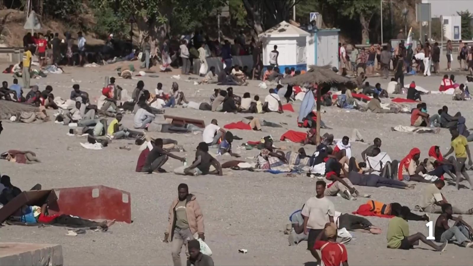 Ceuta desbordada pels centenars de menors migrants arribats del Marroc - L'Informatiu | Veure