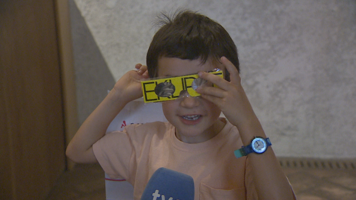 Telenavarra - Pamplona reparte 7.000 gafas para ver el eclipse
