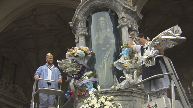Blusas y neskas han hecho la ofrenda floral a la Virgen Blanca
