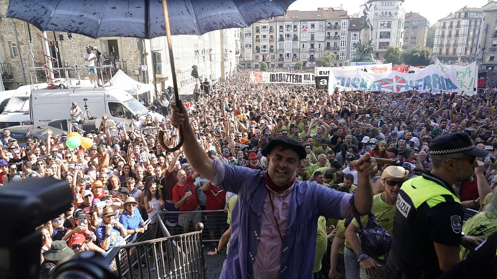 La bajada de Celedón marca el inicio de las fiestas de Vitoria-Gasteiz | RTVE Play - Ver ahora