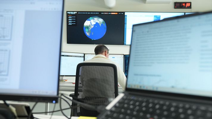 Telediario 1 - España se abre hueco en el sector de los satélites