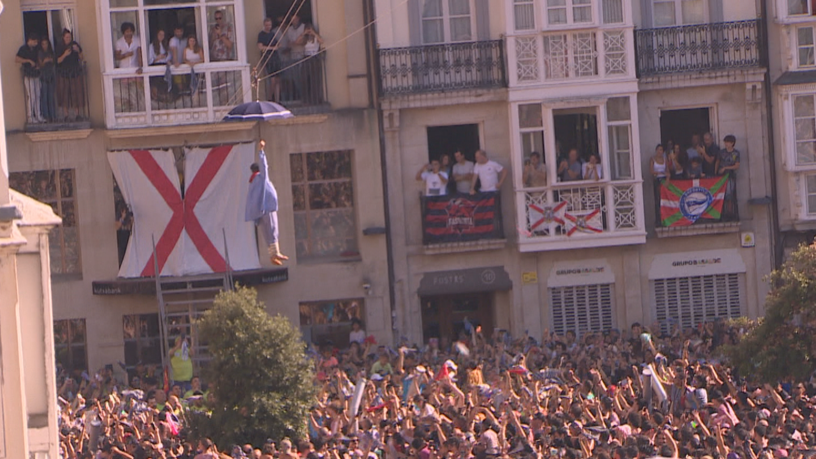 La bajada de Celedón marca el comienzo de las fiestas de Vitoria-Gasteiz