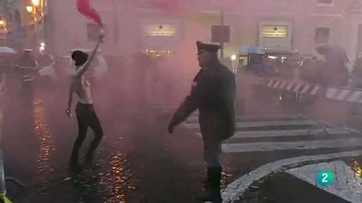 La 2 Noticias - Fumata rosa de las feministas ucranianas ante el Vaticano