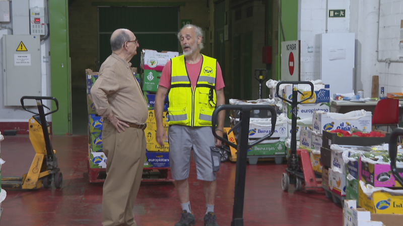 El presidente del Bando de Alimentos de Bizkaia, Luis Crovetto, habla con un voluntario