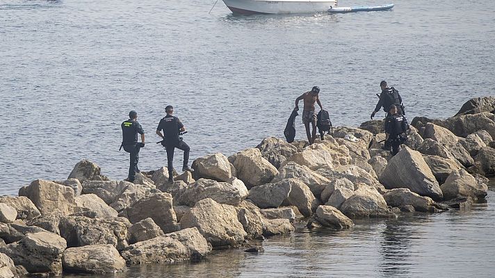Telediario 1 - La Guardia Civil investiga otra posible entrada masiva en Ceuta el 15 de agosto