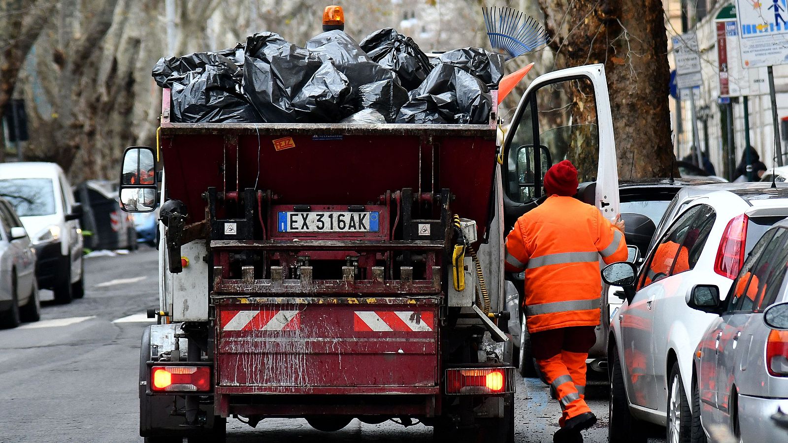 Recupera en la basura un boleto premiado con un millón | Ver