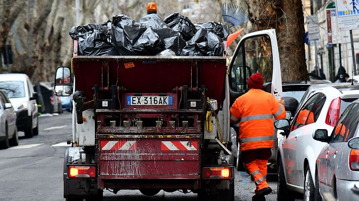 Telediario 2 - Un italiano recupera entre toneladas de basura un boleto premiado