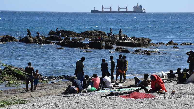 Asciende a 82 el número de muertos en aguas de Ceuta tras la entrada masiva de migrantes - La hora de La 1 | Ver