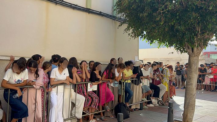 Telediario 1 - Heridos y solos: muchos menores vuelven a la calle tras recibir las curas