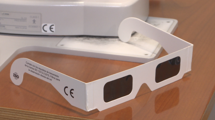 Noticias de Extremadura - Demanda de gafas para ver el eclipse en las farmacias extremeñas