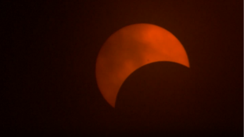 Pendientes del eclipse y de si habrá nubes ese día - Telediario 2 | Ver