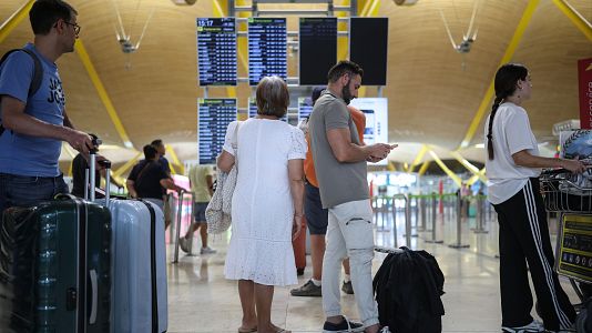 Espa�a controla a los viajeros que llegan desde Italia: "No pod�amos bajar hasta mostrar la documentaci�n"