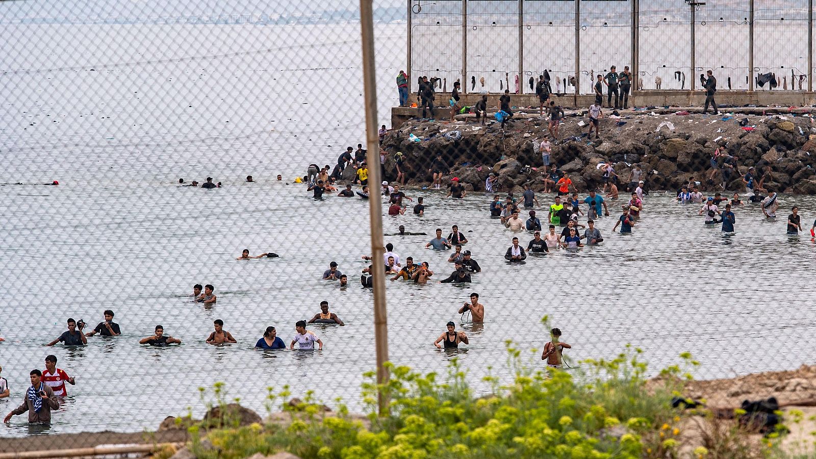 Una investigación reconstruye la red detrás de la crisis en Ceuta: "fue una operación organizada deliberada"