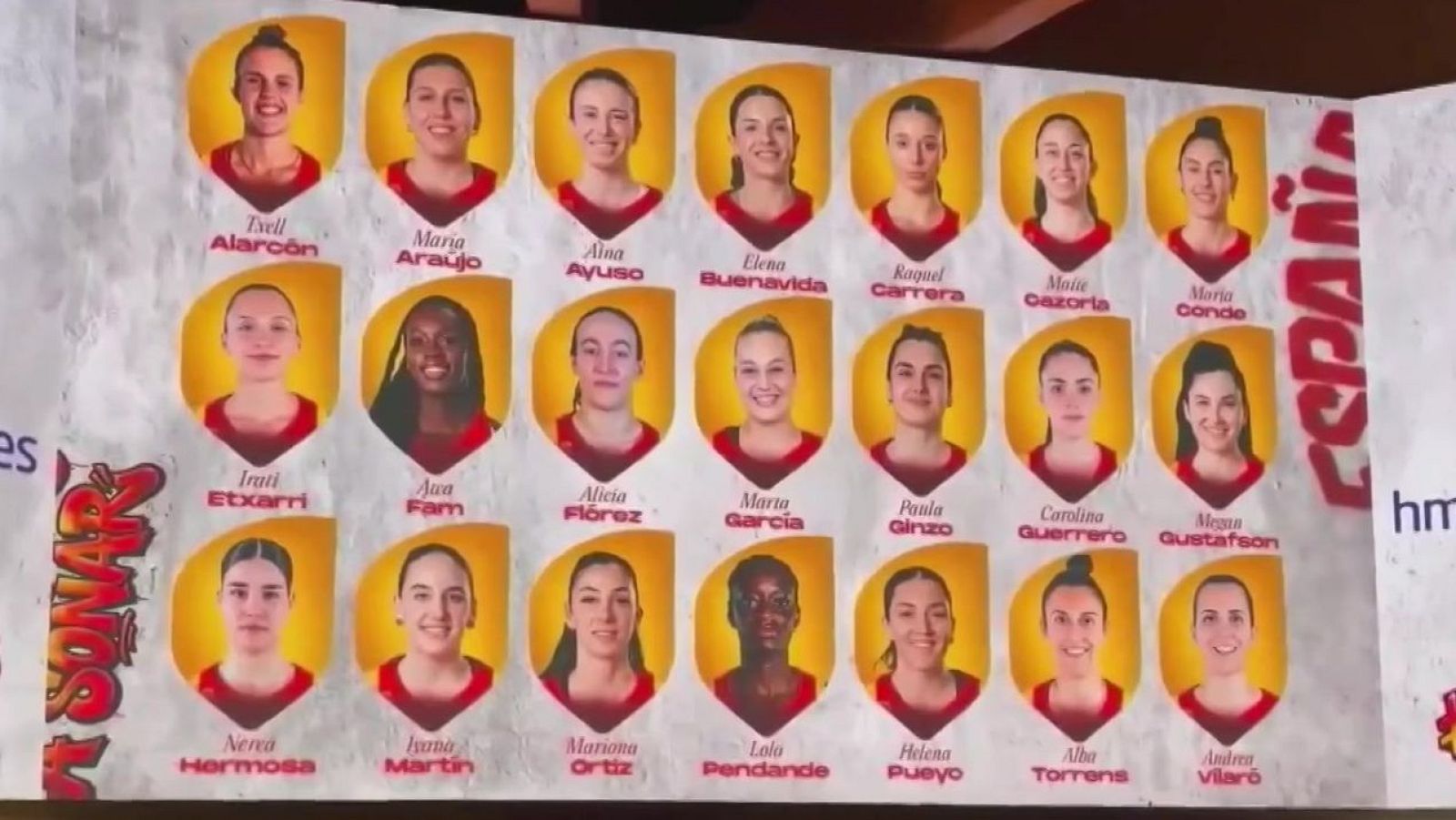 Mural con 21 retratos de jugadoras de baloncesto en camisetas rojas, nombres debajo y "ESPAÑA" y "PERSONAS" en los laterales.