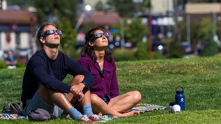 Telediario Fin de Semana - Lleno total y venta masiva de gafas: se despierta la eclipsemanía