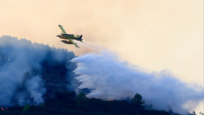 Hidroavión amarillo y verde descarga agua sobre un incendio forestal en Tirig, Castellón, en agosto de 2026. Imagen de "Telediario en 4'".