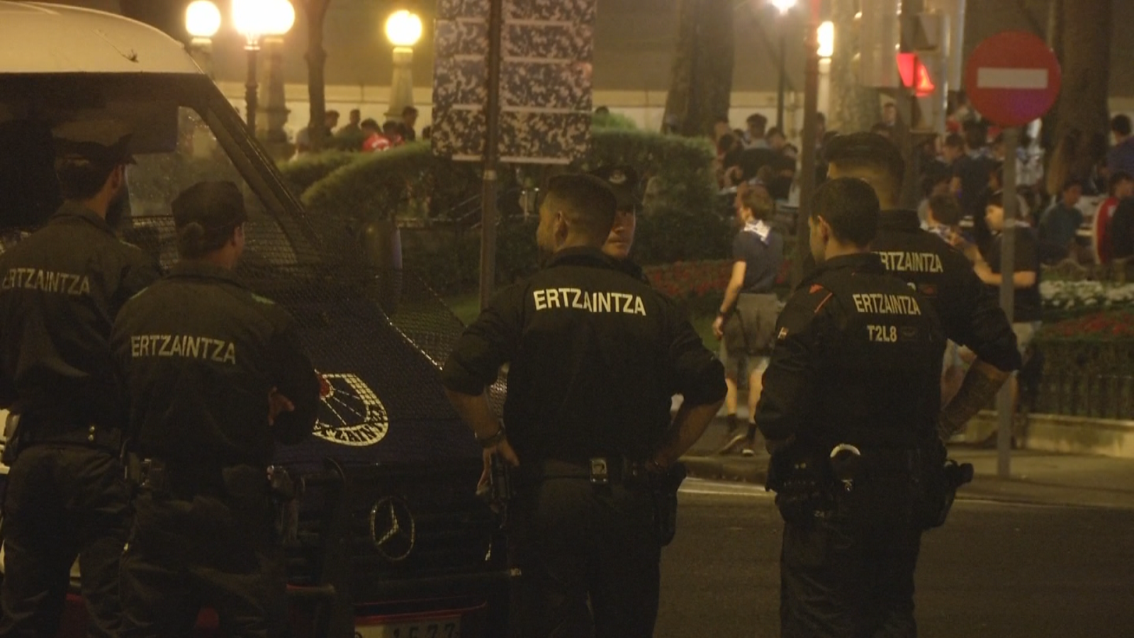 Imagen de archivo en la que agentes de la Ertzaintza patrullan una localidad en fiestas