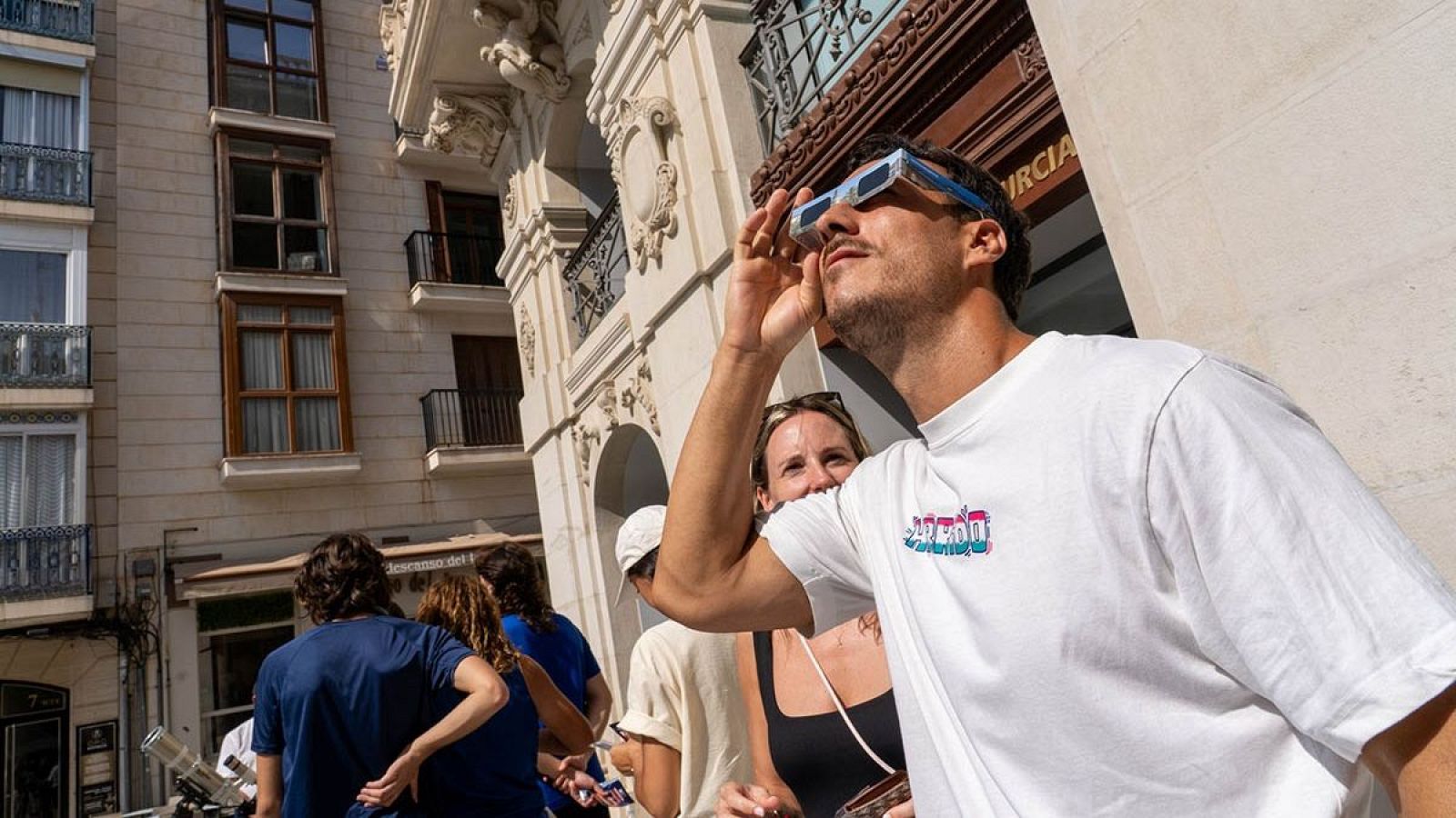 Objetivo eclipse total: principales precauciones a dos días del eclipse total de sol - La tarde en 24h | Ver