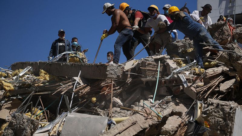 Colombia declara el estado de emergencia tras el terremoto que deja 132 muertos mientras se busca a supervivientes