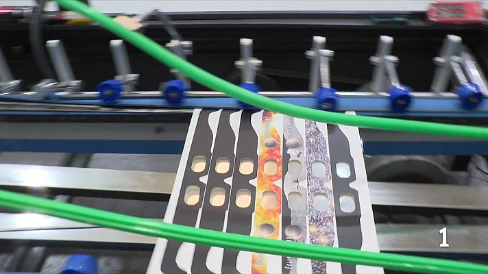 L'Informatiu - L'única fàbrica d'ulleres d'eclipsi de la península és a Catalunya