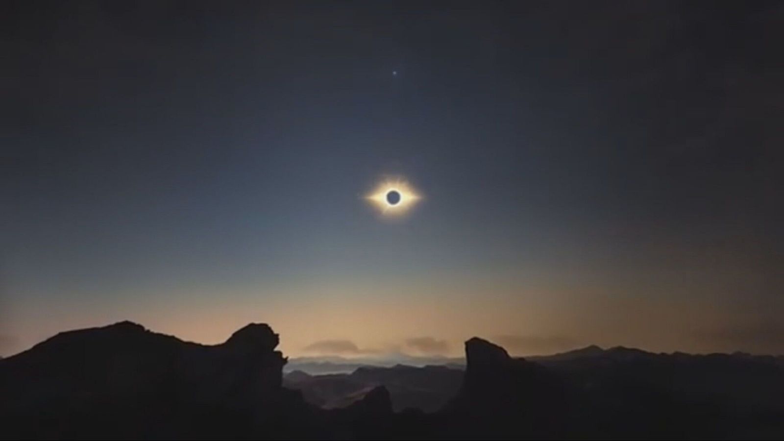 El municipi acull una trentena d’activitats organitzades pel Parc Astronòmic Muntanyes de Prades i es prepara per a l’arribada de nombrosos visitants amb motiu de l’eclipsi total.