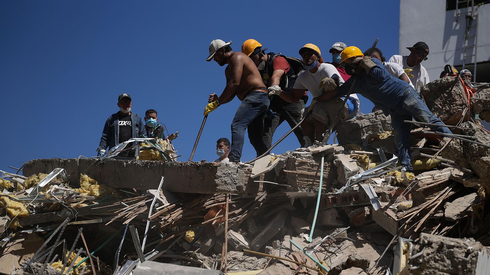 La comunidad de Colombia en Navarra, enormemente preocupada por el terremoto - Telenavarra | Ver