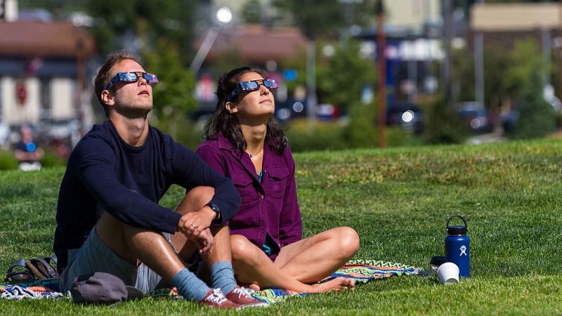 Balcones en alquiler, chocolates y cervezas: el negocio del eclipse