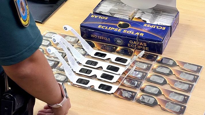 Telediario 1 - Seis modelos de gafas para el eclipse retiradas por ser muy oscuras: "El peligro es quitárselas"