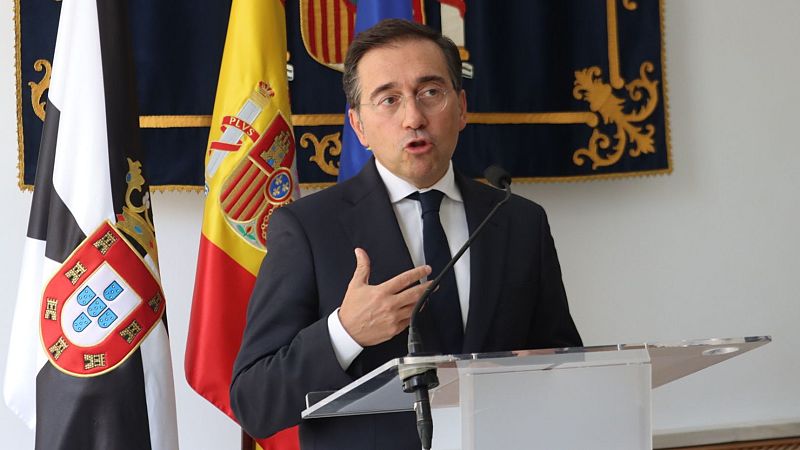 El Gobierno asegura que colabora con Marruecos para retornar a quienes accedieron a Ceuta - Telediario 2 | Ver