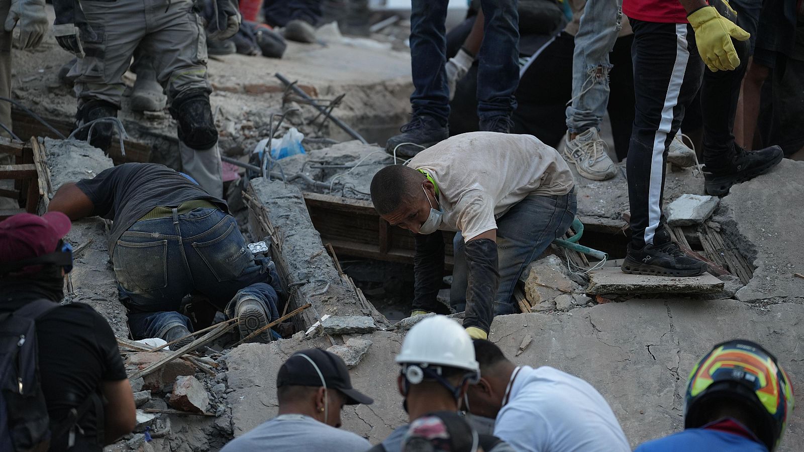 El bebé rescatado con vida tras el terremoto de Colombia está bien - Informativo 24h | Ver