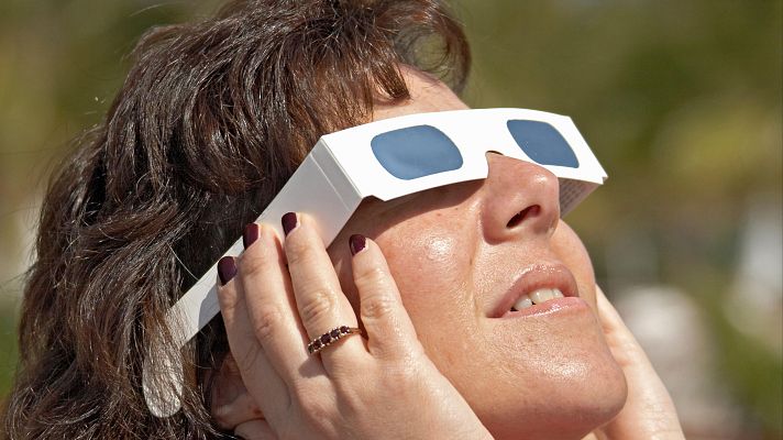 Telenavarra - Así debemos usar las gafas protectoras para ver el eclipse en Navarra sin dañar nuestros ojos