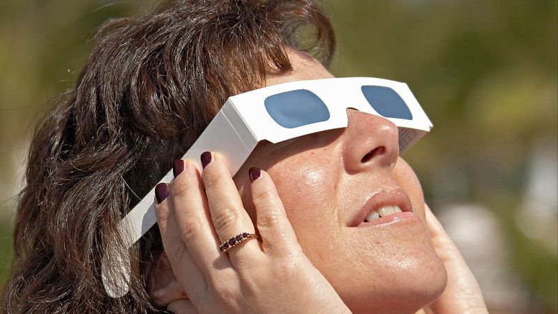 Así debemos usar las gafas protectoras para ver el eclipse en Navarra sin dañar nuestros ojos - Telenavarra | Ver