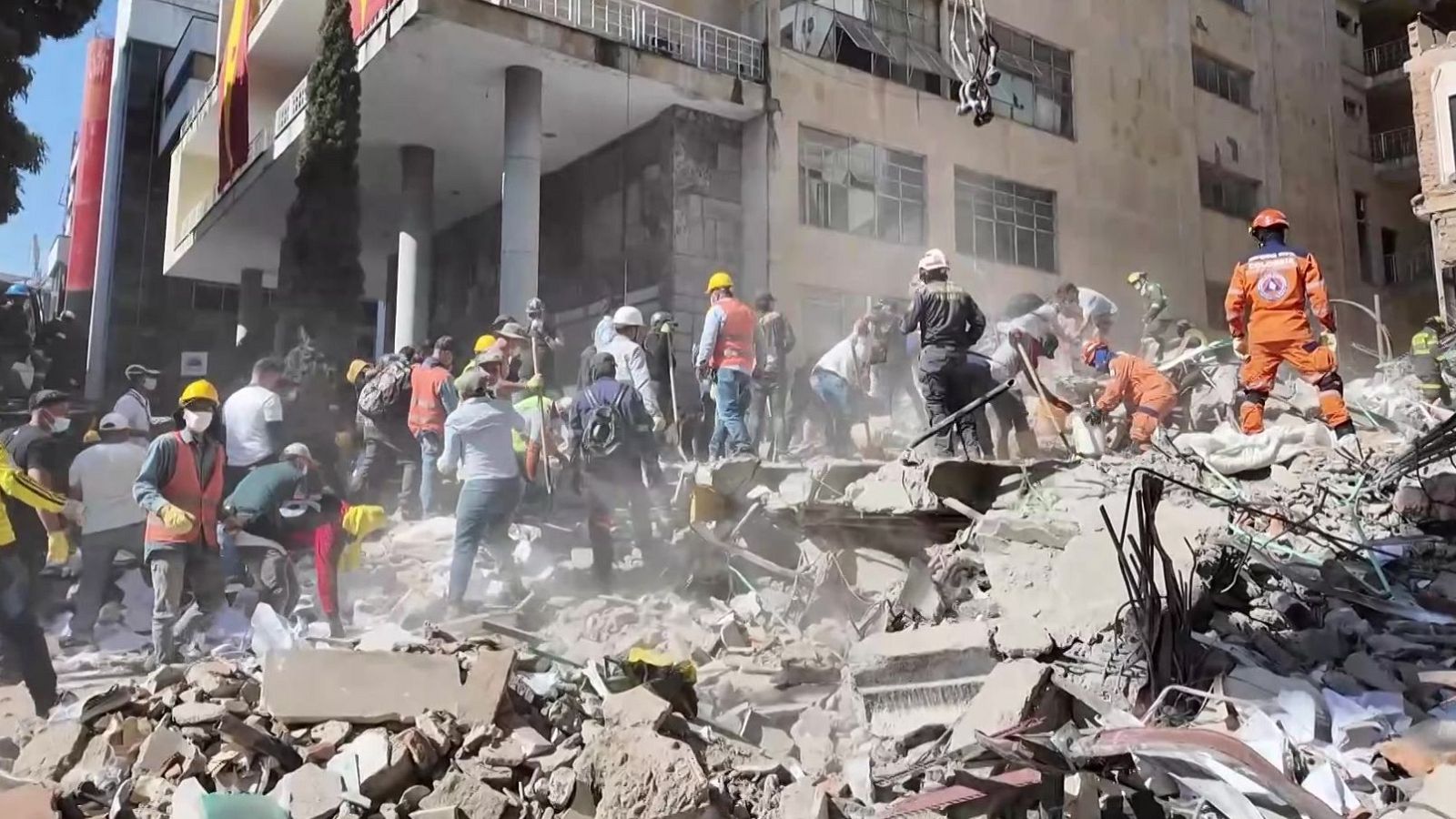 Los rescatistas buscan supervivientes entre los escombros en Colombia. | Ver