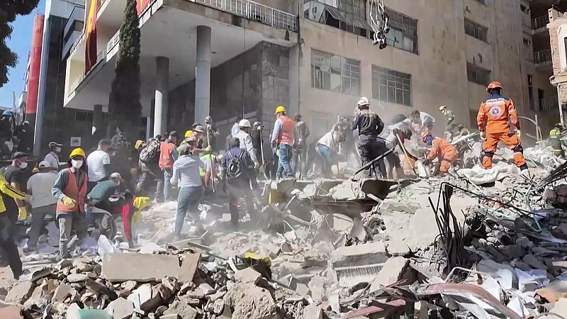 Los rescatistas buscan supervivientes entre los escombros en Colombia. | Ver