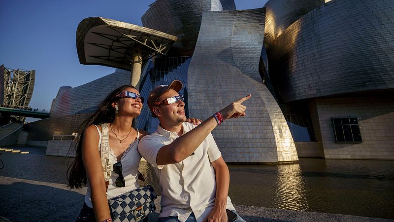 Euforia y admiración de miles de personas ante el eclipse solar total - Especiales informativos | Ver