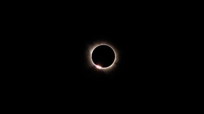 Eclipse solar total con corona solar y "anillo de diamante" en el espacio.
