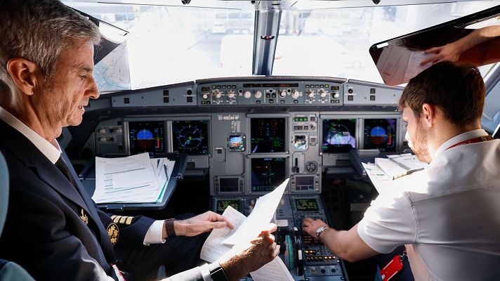 La hora de ... - Javier Lopera, comandante del avión de Iberia desde el que vio el eclipse a 11.000 metros de altura: "Nos enfrentábamos a un gran reto"