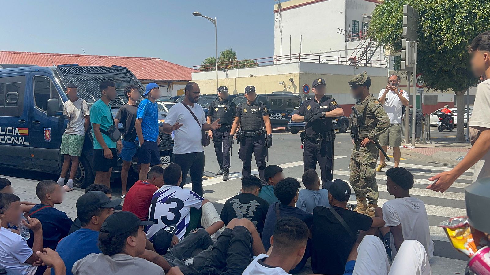 Concertinas y vallas de alambre en Marruecos para reforzar la seguridad ante los llamamientos para un nuevo cruce - Informativo 24h | Ver