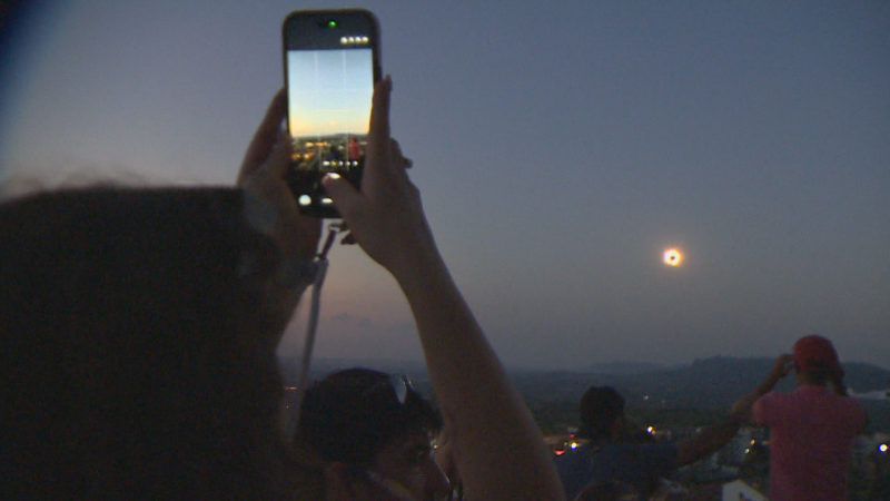 Todas las miradas se dirigieron ayer al cielo para ver el eclipse
