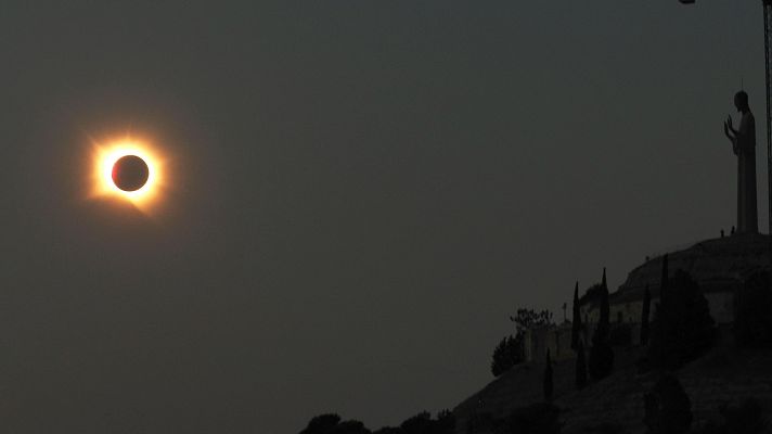 Telediario 1 - Científicos y astrónomos de todo el mundo no se perdieron su cita con el eclipse solar total